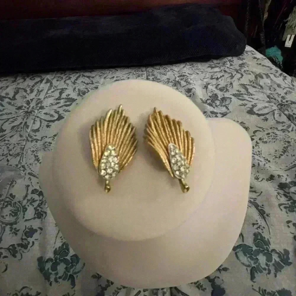 Stunning Vintage gold/diamond like clip earrings - Picture 2 of 5